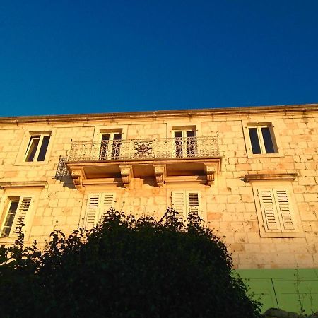 Palazzo Di Toma Leilighet Milna  Eksteriør bilde