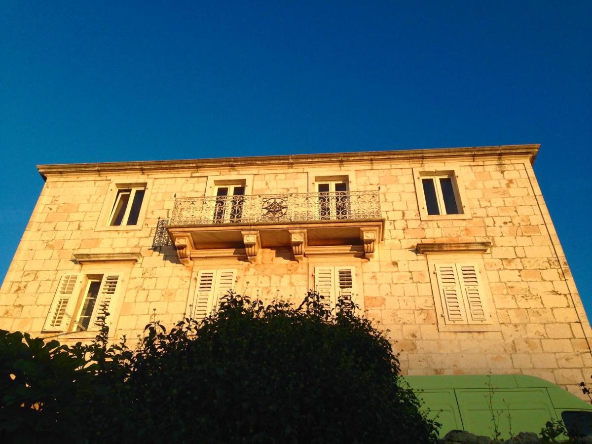 Palazzo Di Toma Leilighet Milna  Eksteriør bilde